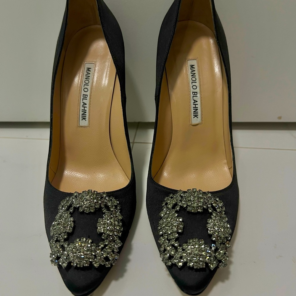 Manolo Blahnik Hangisi 105 Satin Black Pumps 37 in Box